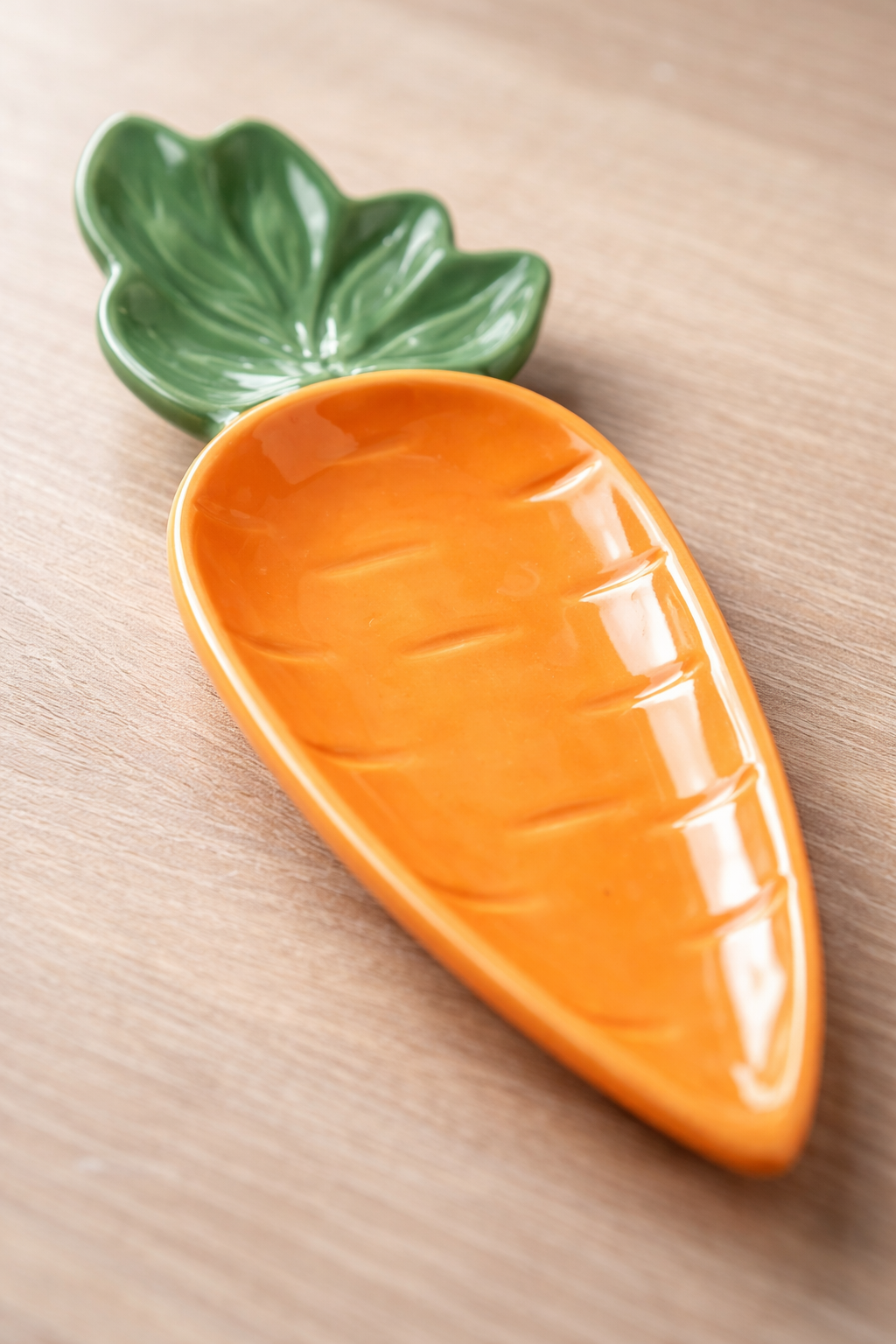 PLATO PARA SERVIR EN FORMA DE ZANAHORIA