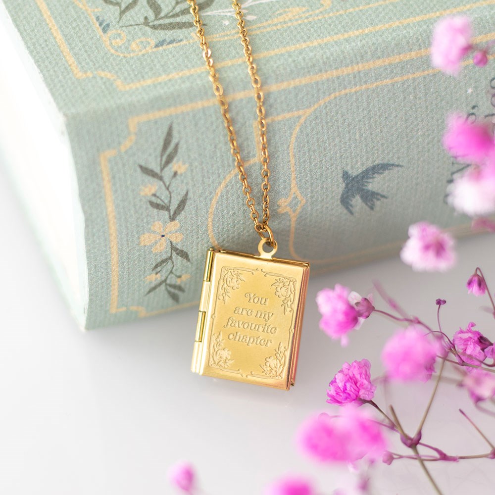 Collar Medallón en Forma de Libro Dorado - Joya Literaria con Caja de Regalo