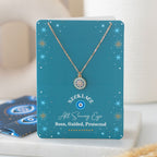 Collar "Ojo que Todo lo Ve" Dorado en Tarjeta "Visto, Guiado, Protegido"