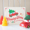 Cartel colgante vuelta a casa por Navidad con coche rojo – Ami Home Decor