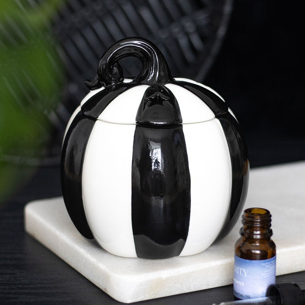 Quemador de aceites calabaza a rayas blanca y negra – Ami Home Decor