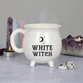 Taza blanca con forma de caldero White Witch – Ami Home Decor
